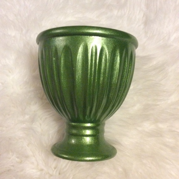GREEN METALLIC RESIN INDOOR FLOWER PLANTER